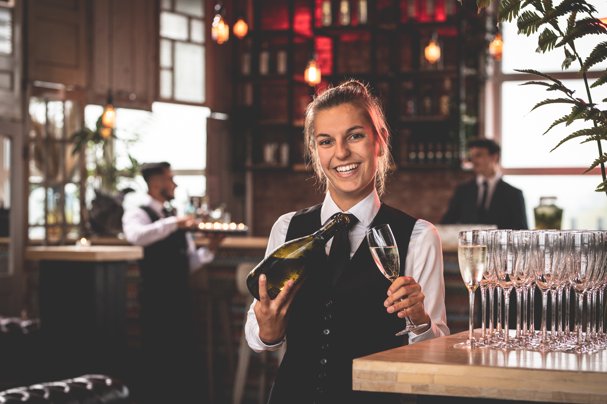 Vrouw schenkt champagne in glas